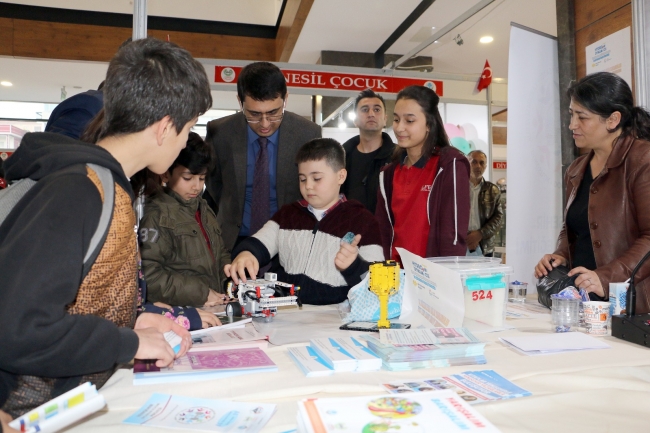 Bir milyon kişi kitaplarla buluşuyor