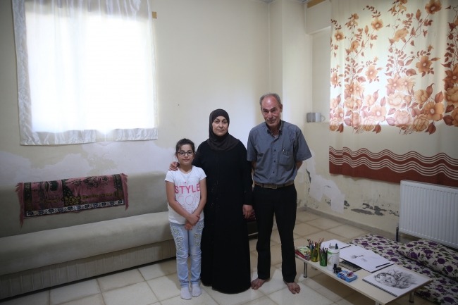 Savaş mağduru ressam, Suriyeli çocuklar için çiziyor