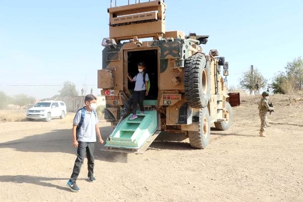 Mehmetçik Resulayn'da öğrencileri zırhlı araçlarla okula taşıyor