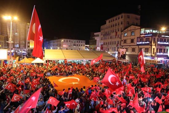 Meydanlarda 'demokrasi nöbeti' südürüldü