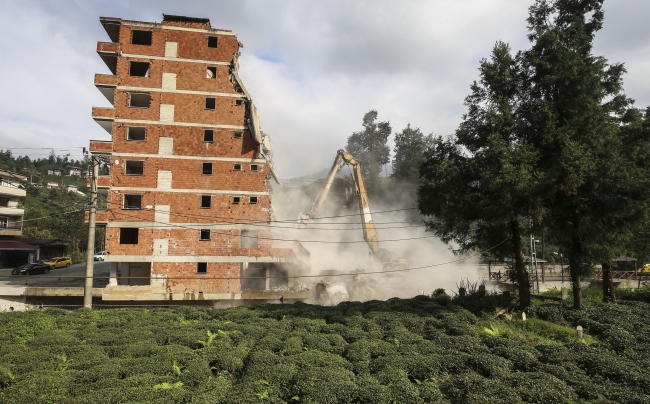 Rize'de dere yatağındaki 7 katlı binanın yıkımı sürüyor