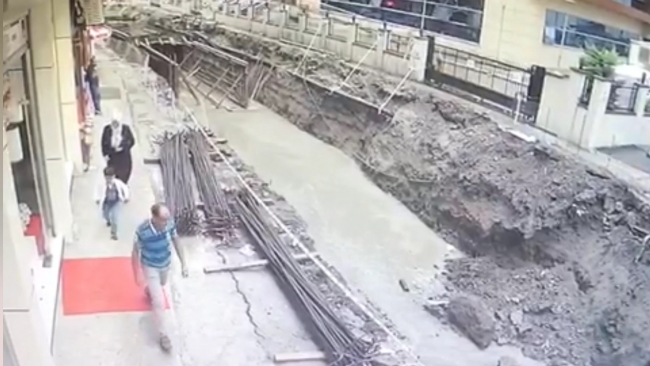 Rize'de yolun çökme anı kamerada