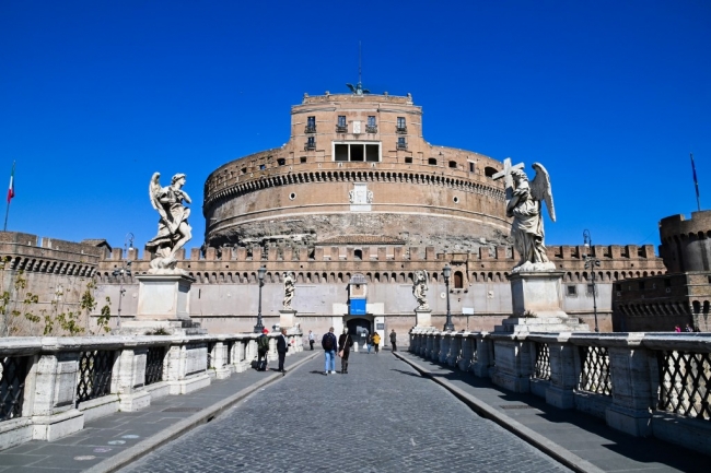 Koronavirüs salgını sebebiyle birçok Avrupa kentinde sükunet hakim. Sant'Angelo Kalesi, Roma, İtalya.  | Fotoğraf: AFP