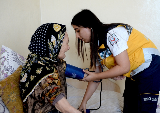 Acil Servis 105 yaşındaki ninenin doğum gününü kutladı