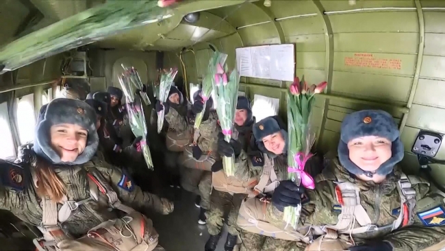 Rus paraşütçüler 4 bin metreden atlayarak 8 Mart'ı kutladı