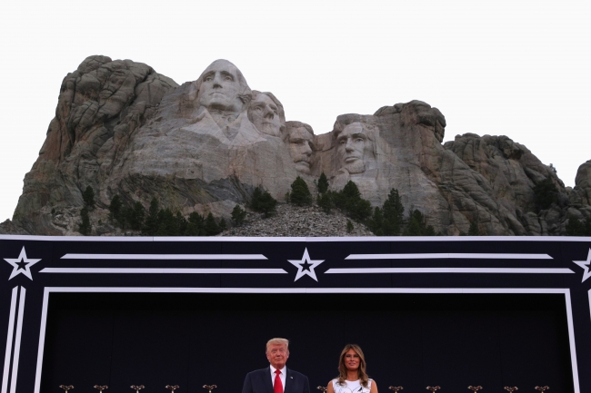 ABD Başkanı Donald Trump, eşi Melaina Trump ile Rushmore Dağı Anıtı'nda. 4 Temmuz 2020 | Fotoğraf: Reuters