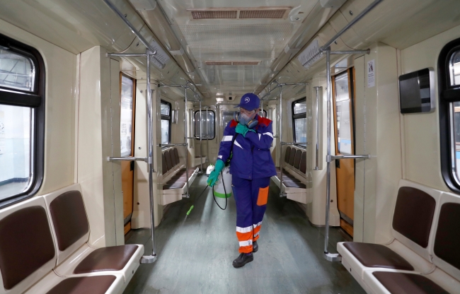 Rusya'nın başkenti Moskova'da toplu taşıma araçları koronavirüse karşı dezenfekte ediliyor. | Fotoğraf: Reuters