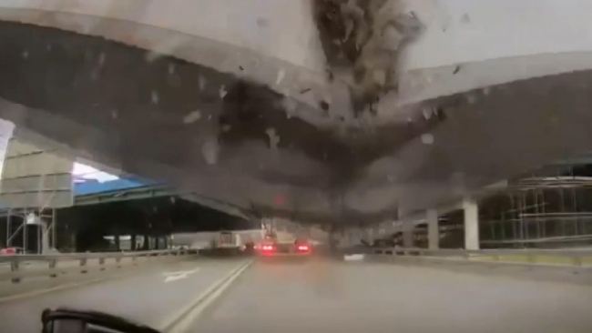 Üst geçidin altında kalan otomobilden sağ kurtuldu