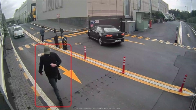 Rus hırsızlar çaldıkları 250 bin liralık çantayla yakalandı