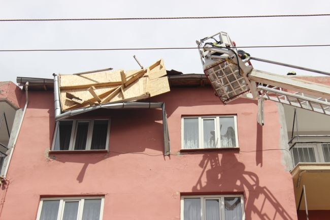 Vatandaşlar şiddetli rüzgardan yürümekte zorlandı