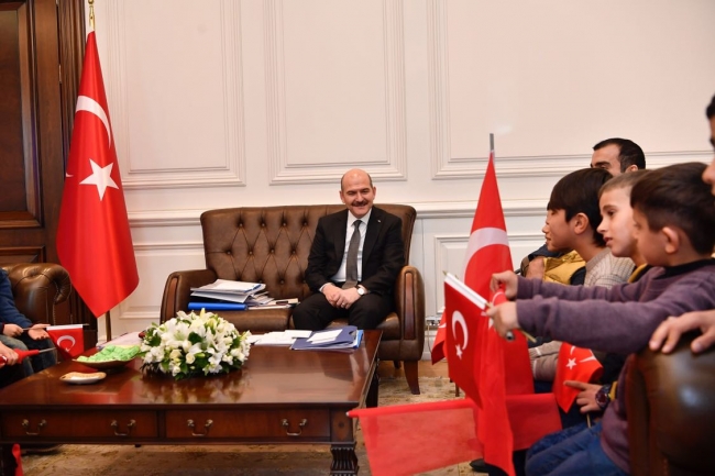 İçişleri Bakanı Süleyman Soylu, Türk bayrağını göndere çeken çocuklarla buluştu