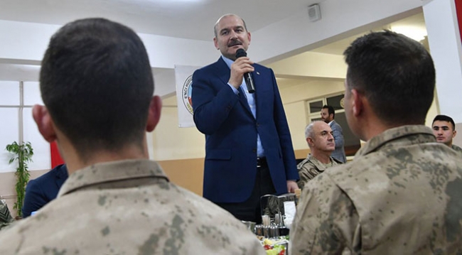 شاهد| وزير الداخلية التركي يتناول السحور مع قوات الدرك (فيديو،صور) 1