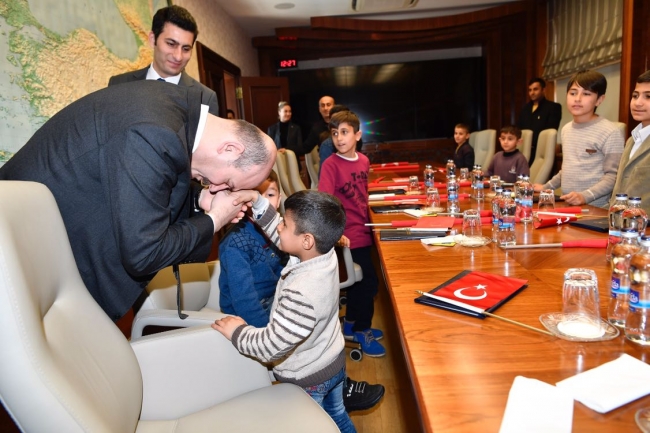 İçişleri Bakanı Süleyman Soylu, Türk bayrağını göndere çeken çocuklarla buluştu