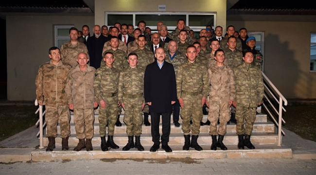 شاهد| وزير الداخلية التركي يتناول السحور مع قوات الدرك (فيديو،صور) 5