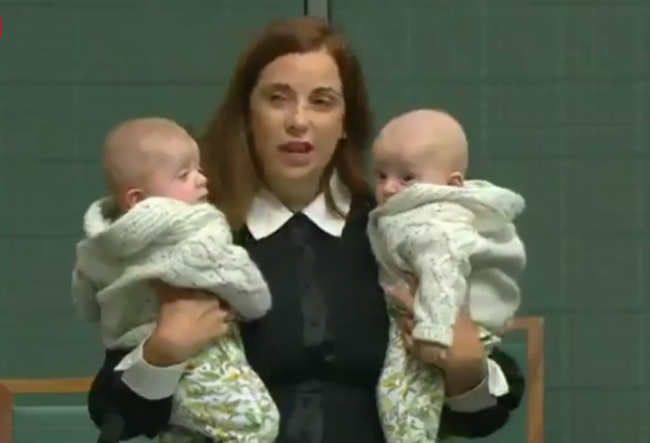 Avustralyalı siyasetçi kürsüye ikiz çocuklarıyla çıktı