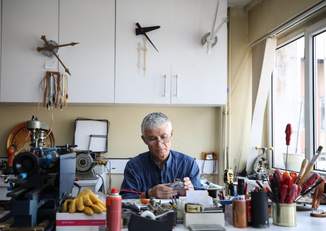 Yaptığı saatler meydanlara ruh veriyor