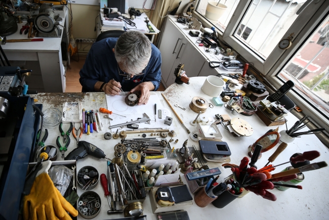 Yaptığı saatler meydanlara ruh veriyor