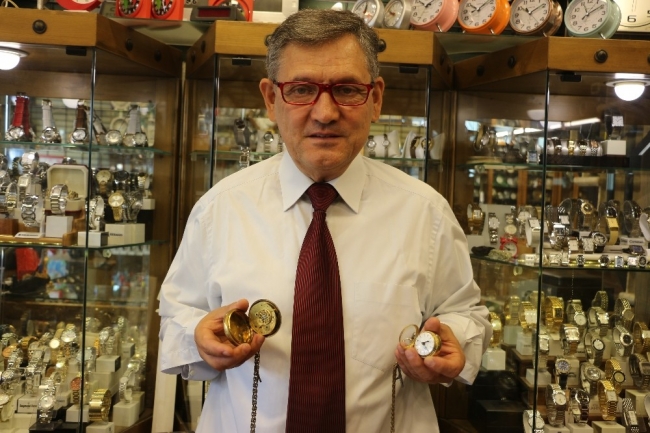 200 yıllık tarihi saatlere gözü gibi bakıyor