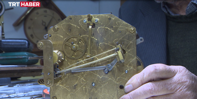 65 yıldır akrep ile yelkovana hayat veriyor