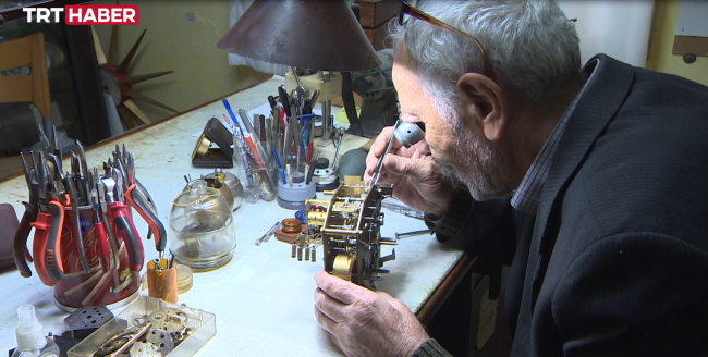 65 yıldır akrep ile yelkovana hayat veriyor