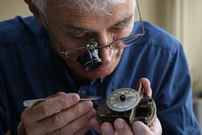 Yaptığı saatler meydanlara ruh veriyor