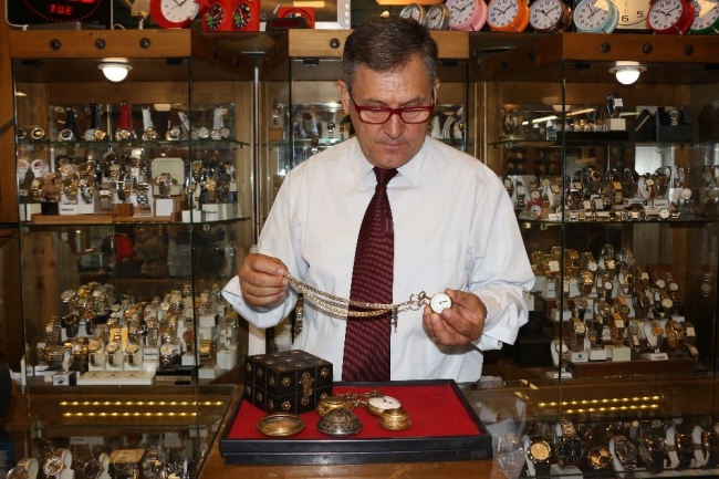 200 yıllık tarihi saatlere gözü gibi bakıyor