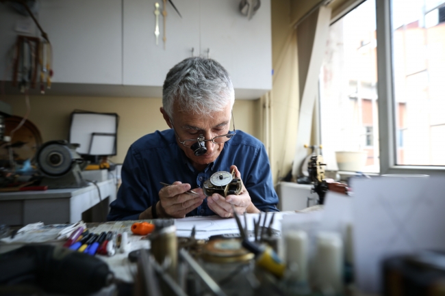 Yaptığı saatler meydanlara ruh veriyor