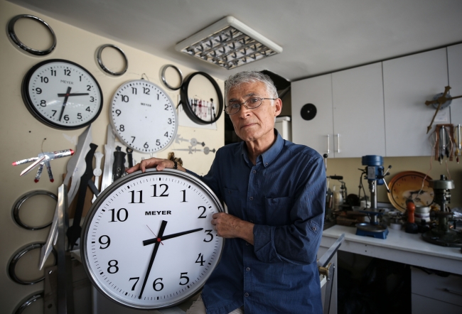 Yaptığı saatler meydanlara ruh veriyor