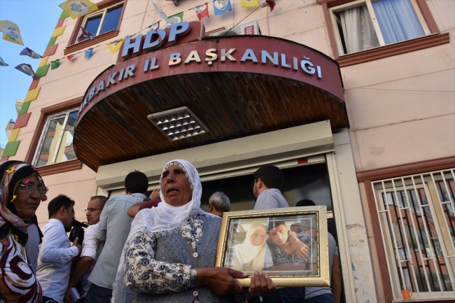 HDP binası önünde oturma eylemi yapan aile sayısı 11'e yükseldi