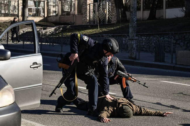 Ukrayna güvenlik güçlerinin 'Rus istihbarat elemanları' olarak nitelediği bazı kişileri gözaltına aldığı görüntüler medyaya sıkça servis edildi.