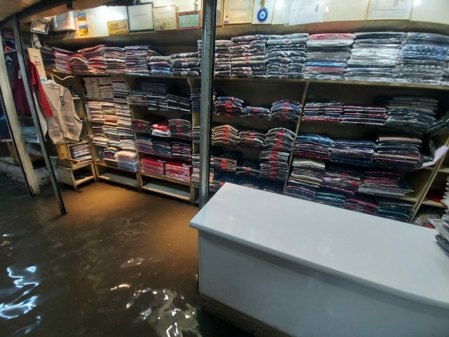 İzmir'de sağanak etkili oldu: İş hanını su bastı