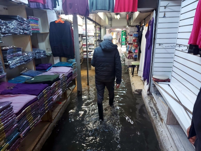 İzmir'de sağanak etkili oldu: İş hanını su bastı