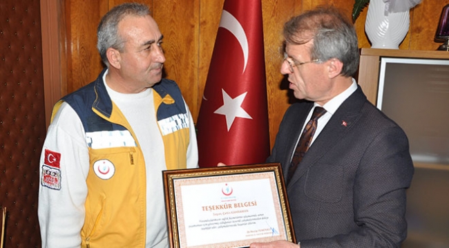Hastayı sırtında taşıyan ambulans şoförüne plaket verildi