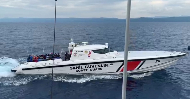 Türk kara sularına itilen 62 sığınmacı kurtarıldı