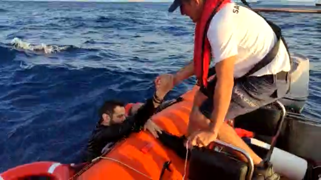 Muğla'nın Bodrum ilçesi açıklarında düzensiz göçmenleri taşıyan bot battı. Göçmenlerin imdadına Sahil Güvenlik ekipleri yetişti. Fotoğraf: Sahil Güvenlik Komutanlığı