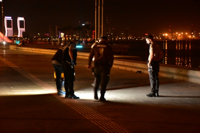 Sahilde tuvaletini yapan kişiye tepki gösterince bıçaklandılar