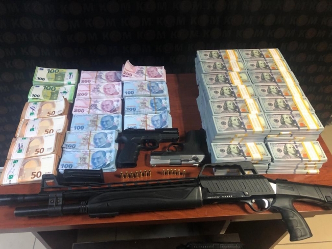 Piyasaya sahte 1 milyon 750 bin dolar sürmeye çalışan çete çökertildi