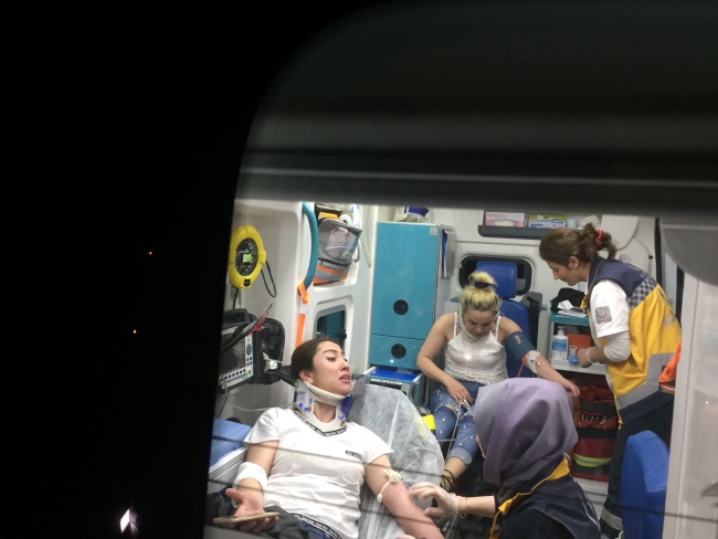 Şaka olsun diye trafikte eşini sıkıştırdı: 1'i bebek, 5 yaralı