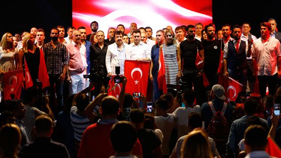 Sanatçılar 'demokrasi nöbeti'nde