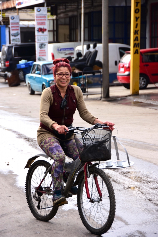 Sanayi sitesinin "Adalet ablası", bisikletle çay dağıtıyor