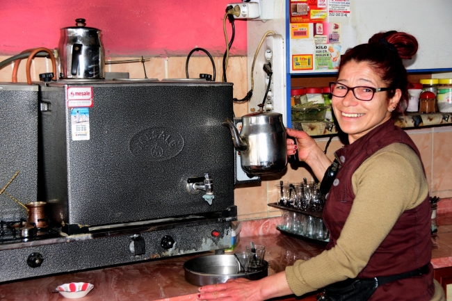 Sanayi sitesinin "Adalet ablası", bisikletle çay dağıtıyor