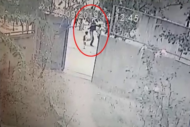 İstanbul’da önüne gelene bıçakla saldıran adamı polis yakaladı