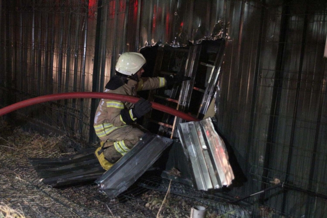 Sancaktepe'de raf fabrikasında yangın