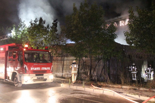 Sancaktepe'de raf fabrikasında yangın