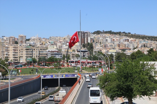 Milli yas nedeniyle bayraklar yarıya indi