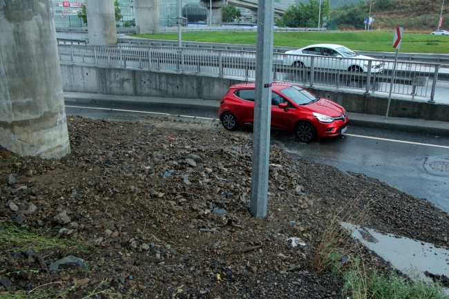 Sarıyer'de toprak kayması: Yol trafiğe kapandı