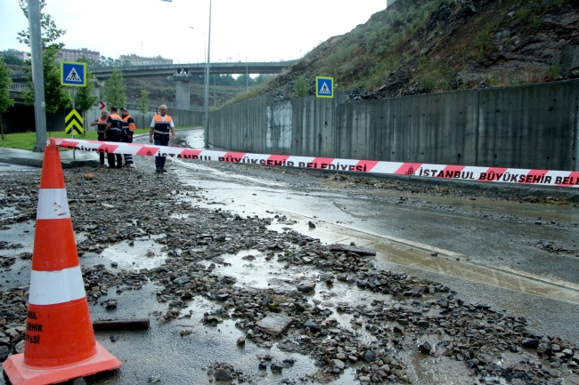 Sarıyer'de toprak kayması: Yol trafiğe kapandı
