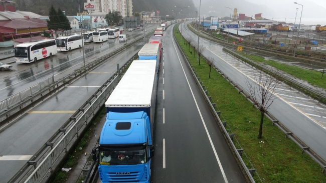  Hopa ve Kemalpaşa ilçelerinin yer aldığı Karadeniz Sahil Yolu üzerinde sürücüler TIR'larını yol kenarına park ederek, sıralarını beklemeye başladı. Fotoğraf: DHA