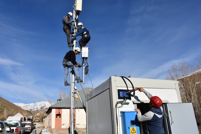 Köylülerin halaylı şebeke sevinci