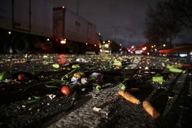 Sebze yüklü kamyonete çarpan otomobil alev aldı: 4 yaralı
